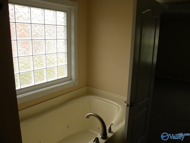 Building Photo - 105 Fawn Forest Dr