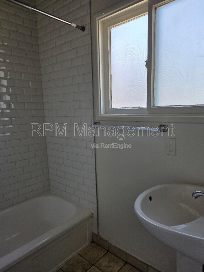 Building Photo - 1909 Beachwood Dr