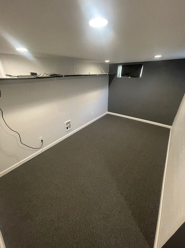 Building Photo - **MOVE IN SPECIAL!** Large 2 Bedroom with Bonus Space!