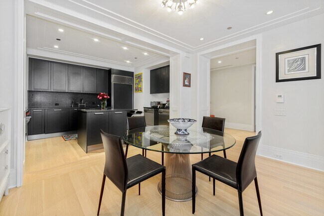 Building Photo - 159 E Walton Plz