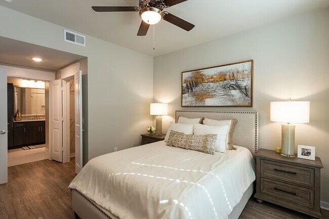 Building Photo - Stylish Living, Perfectly Located