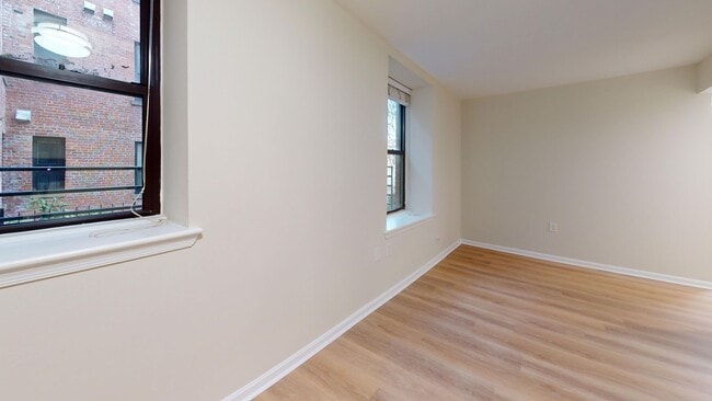 Building Photo - Columbia Heights Two Bedroom/One Bathroom In Amazing Location! Washer/Dryer in Unit!