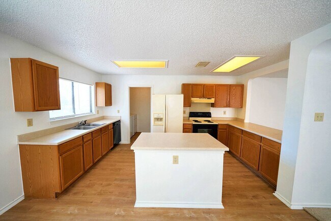Building Photo - Move-in Ready Home Available in Converse -...