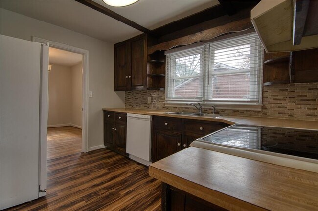 Building Photo - 2232 Old Spring Rd