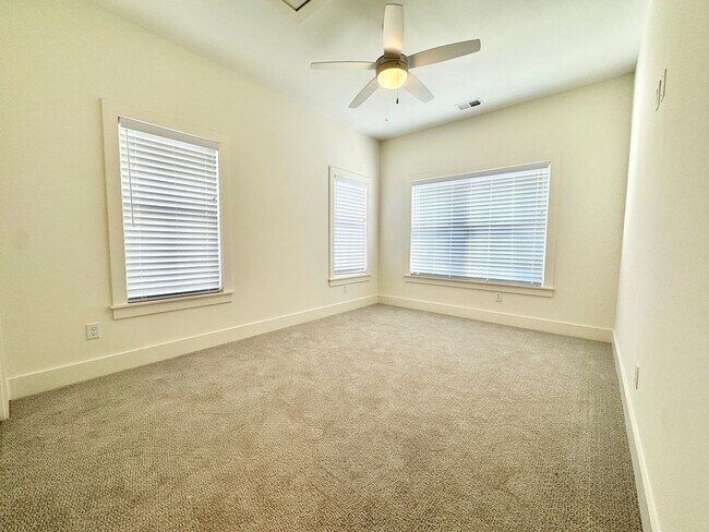 Building Photo - 3 Bedroom, 2.5 Bathroom Home w/ 2 Car Garage in Downtown Franklin