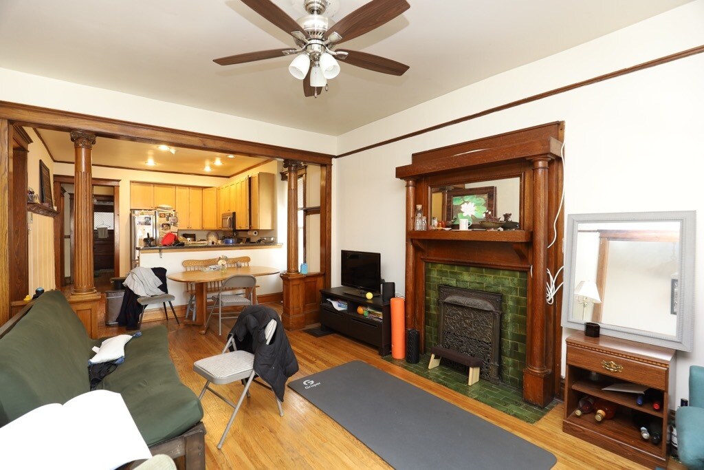 Building Photo - 2774 N Kenmore Ave