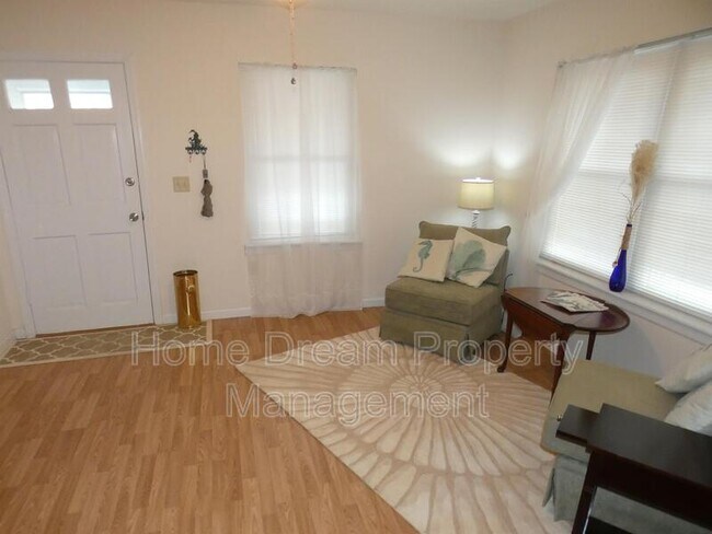 Building Photo - 930 Bryant Ave