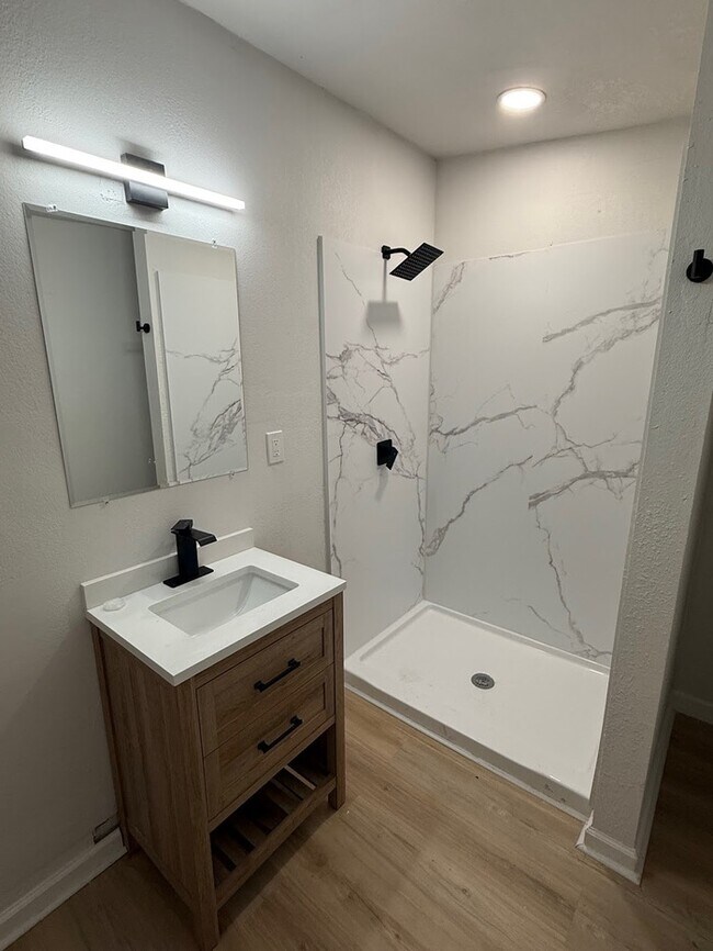 Building Photo - Newly remodeled 3 bedrooms and 2 full baths home located in Independence, MO