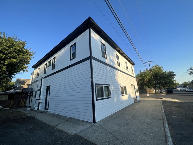 Building Photo - 3 bed 1 bath ground level apartment with n...