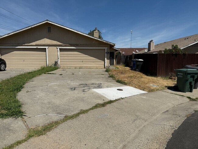 Building Photo - 5421-5423ro