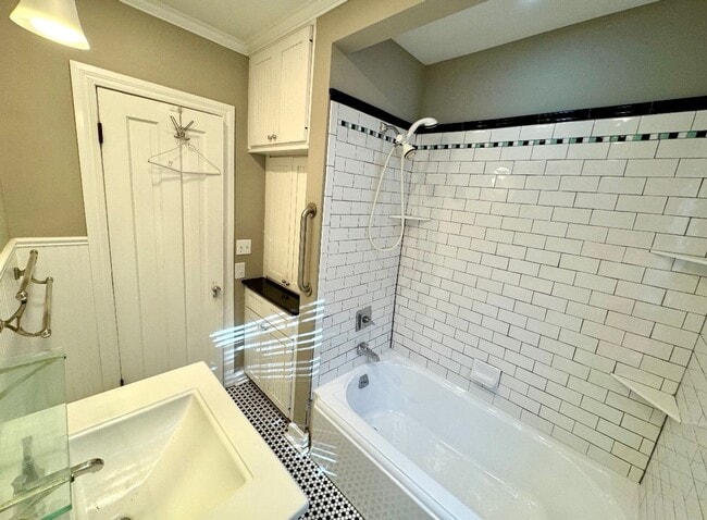 Building Photo - Charming and Remodeled 2 bedroom, 1 Bath within walking distance to everything on Brookside!