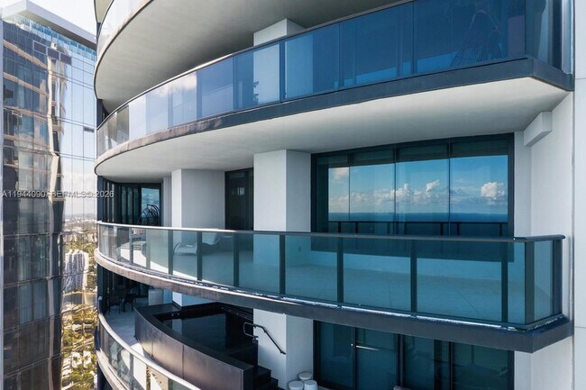 Building Photo - 18555 Collins Ave