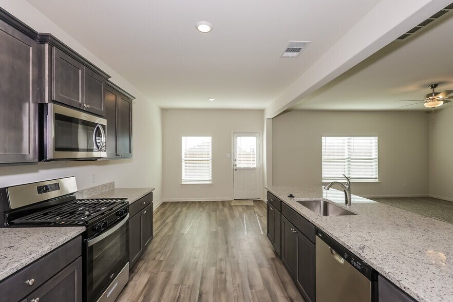 Building Photo - 1328 Redpine Dr