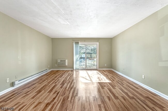 Building Photo - 798 Eves Dr