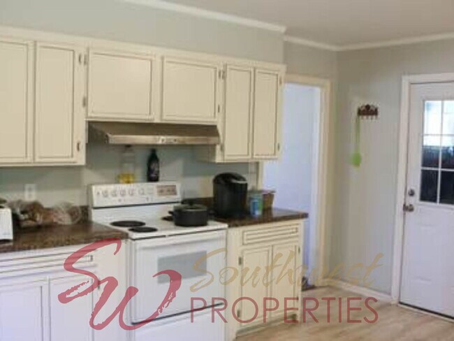 Building Photo - Large 3 bedroom close to campus