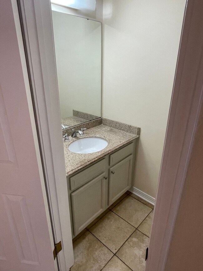 Building Photo - 2BD/1.5BA Unit in Quiet Complex! Both Bedrooms Upstairs w/ Full Bath
