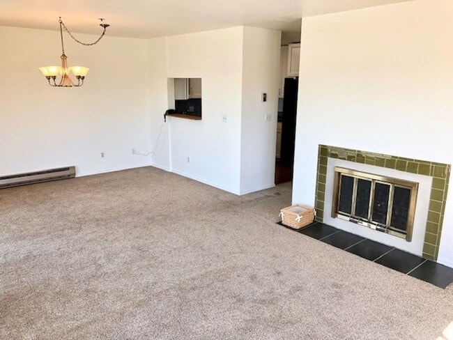 Building Photo - One Bedroom Lakefront Condo with Garage