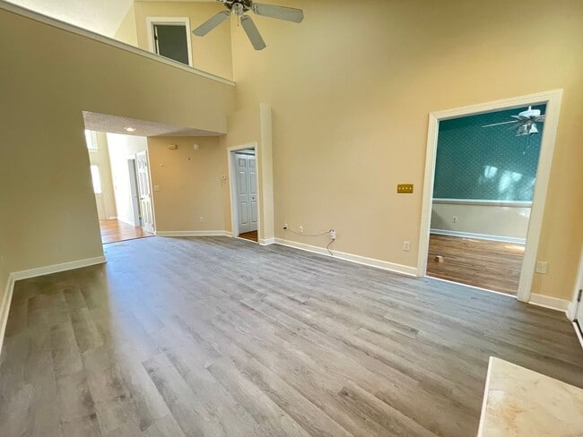 Building Photo - Light & Airy Townhome in Downing Creek, wo...