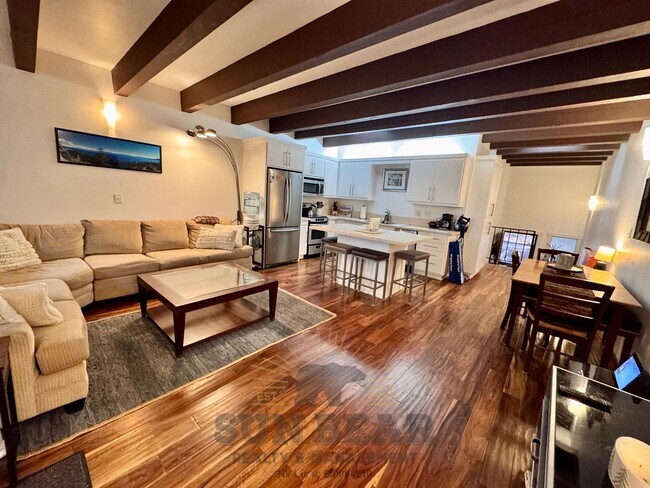 Building Photo - Beautiful furnished 3 bedroom! Great Locat...