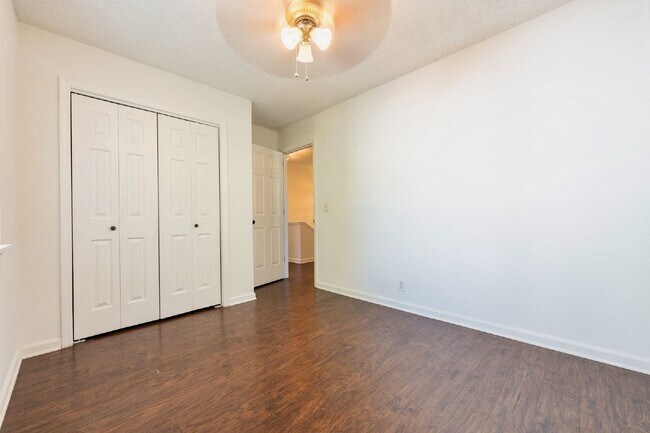 Building Photo - 348 N Birchwood Dr
