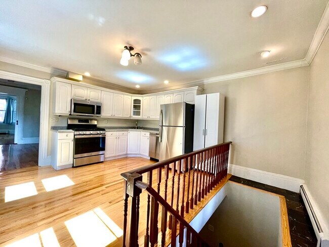 Building Photo - 2 Buckingham St