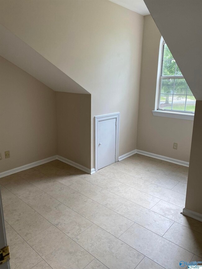 Building Photo - 524 SW Sussex Dr