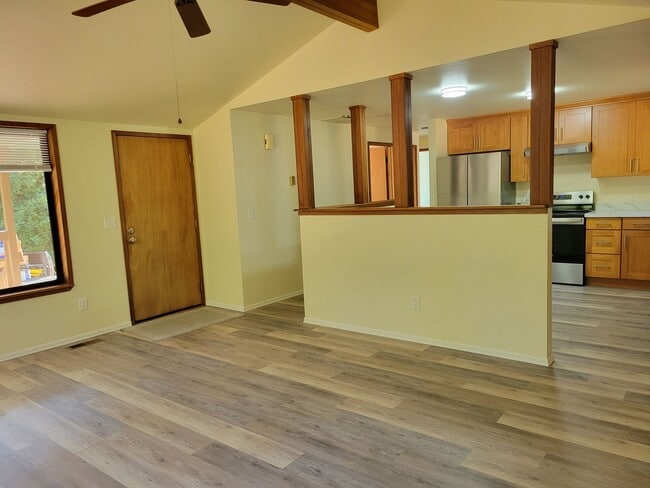 Building Photo - Cozy 2 bedroom Cottage on Acreage in Port ...
