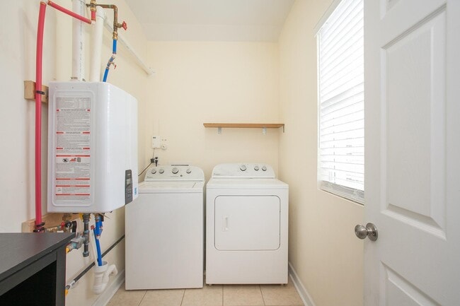 Building Photo - 1014 Douglas Ave