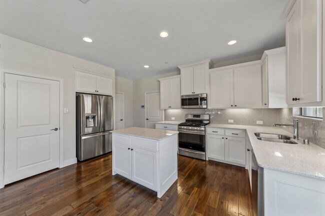 Building Photo - Luxury Townhouse