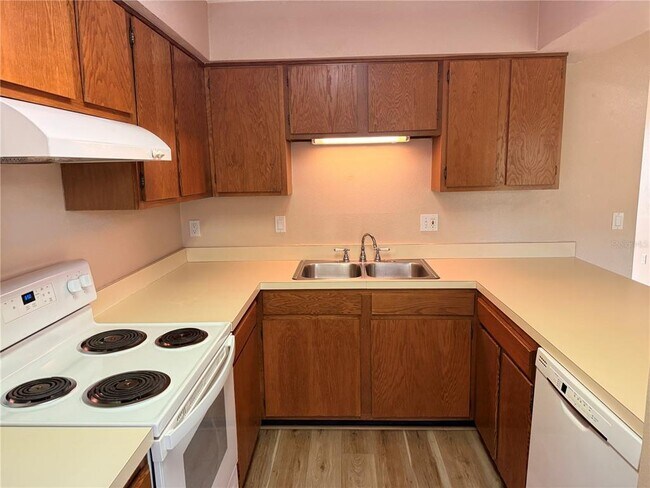 Building Photo - 1305 Park Villa Pl