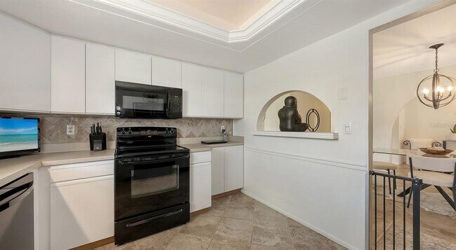 Building Photo - 6717 Roxbury Dr