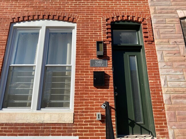 Building Photo - FOR RENT - 2BR/2.5BA Townhome