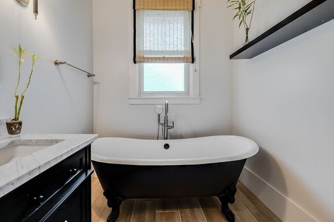 Building Photo - Beautiful Baldwin Park Craftsman home ready for move in!