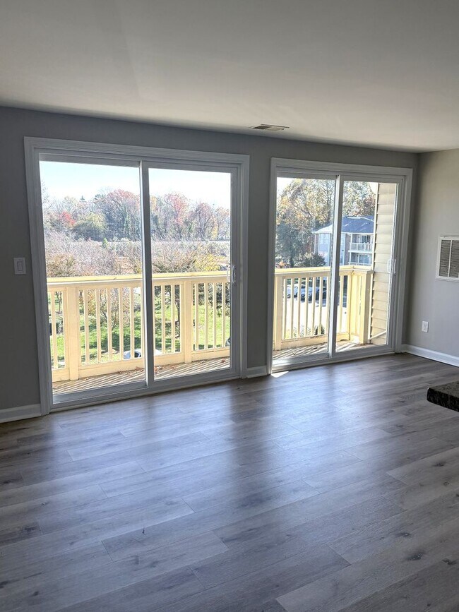 Building Photo - 3 BEDROOM CONDO. Walking Distance to Unive...