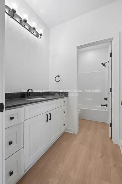 Building Photo - 8815 Bainbridge Ct