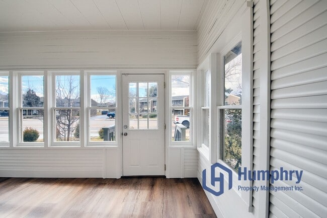 Building Photo - Charming home within walking distance to the greenbelt.