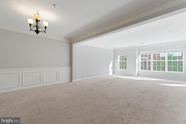 Building Photo - 2261 Kew Gardens Dr