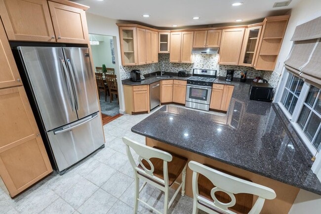 Building Photo - 366 Monmouth St