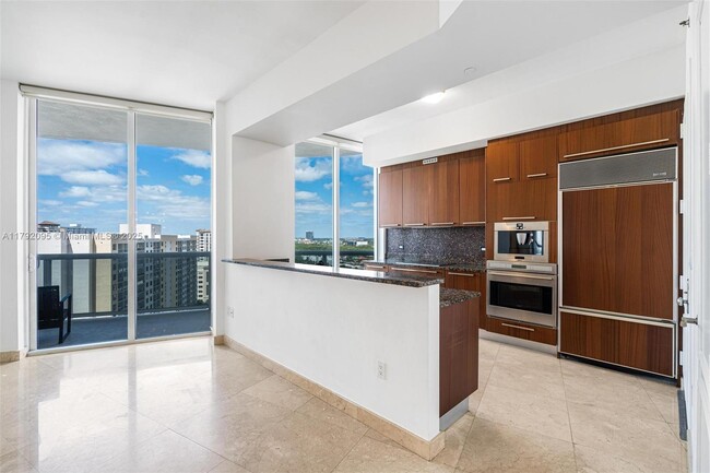 Building Photo - 16001 Collins Ave