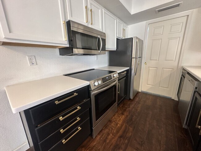 Building Photo - Point South Mountain; Located in the highly desirable Point South Mountain Community, resort styl...