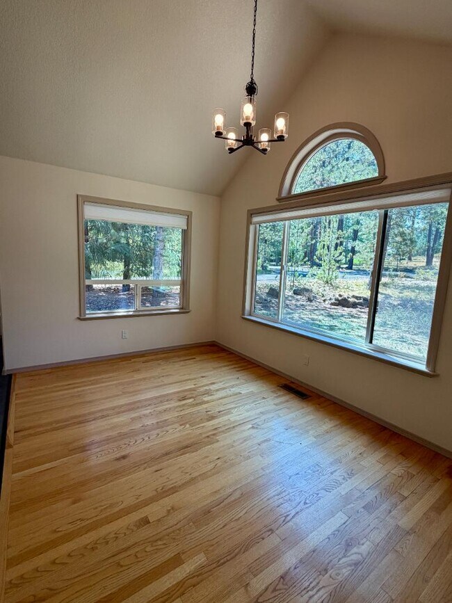 Building Photo - 61171 Minaret Cir
