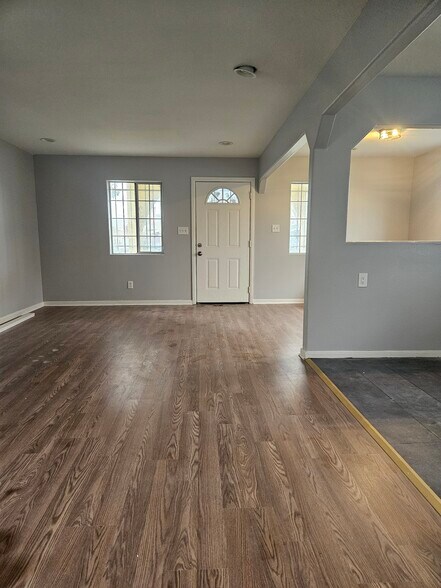 Building Photo - 1539 W 58th St