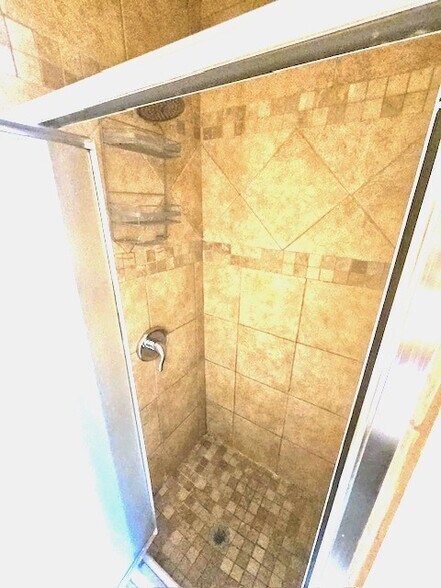 Shower - 1005 Otis Pl NW