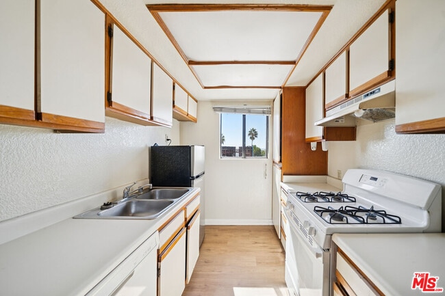 Building Photo - 1519 N Martel Ave