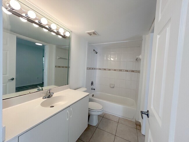Building Photo - "Modern 2 Bed/2 Bath Condo in Prime Miami ...