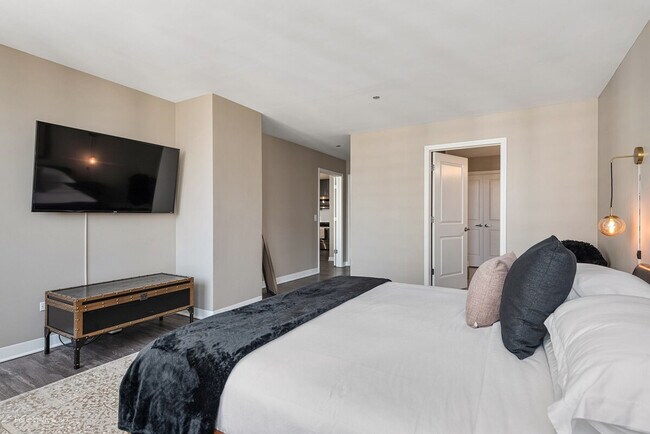 Building Photo - 45 E Chicago Ave