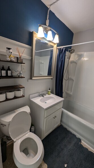 bathroom - 401 E Chilhowie Ave