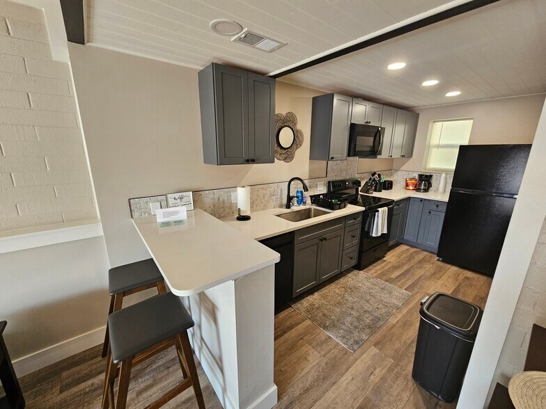 Building Photo - 2772 University Ave