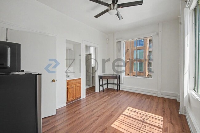 Building Photo - 208 W 14th St