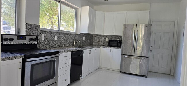 Building Photo - 3915 Ponce de Leon Blvd